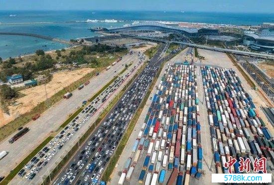 △海口新海港，多数车辆列队恭候渡海