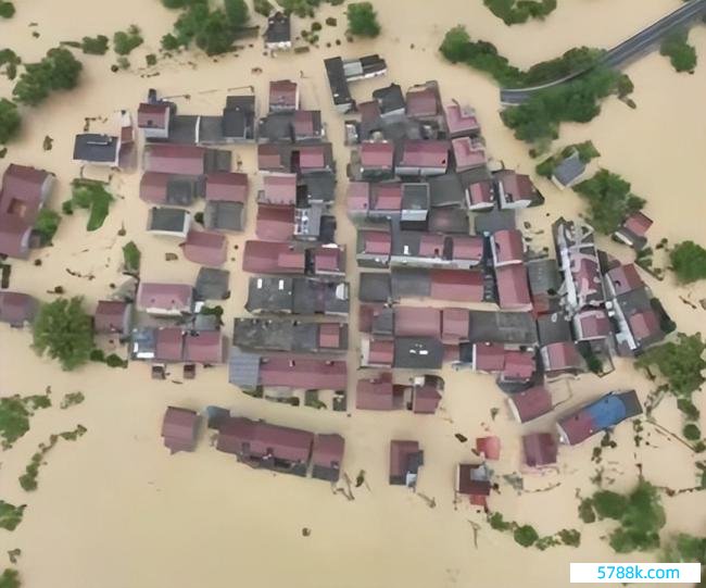 江西暴雨归并路面，途经司机跳下车捞鱼，伸手一把扎住拎走