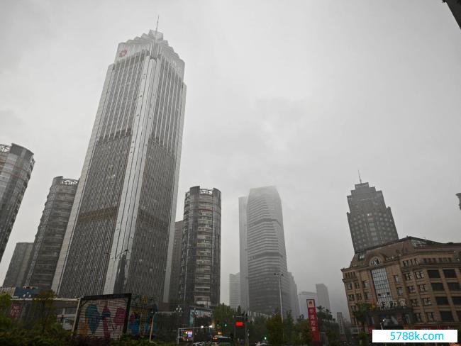 江西暴雨归并路面，途经司机跳下车捞鱼，伸手一把扎住拎走